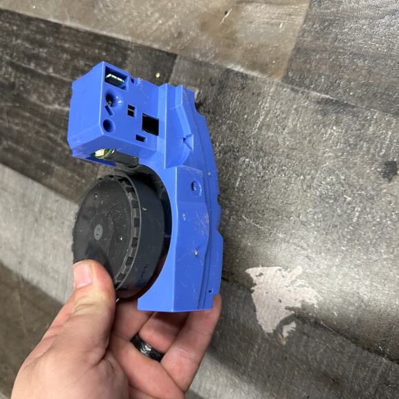 iRobot Roomba Left + Right Wheels Replacement pair 530 With Screws - Picture 3 of 7